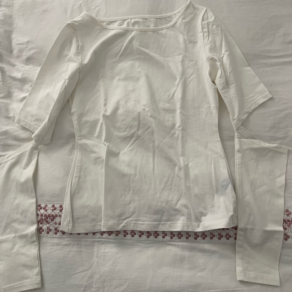 White tshirt cut by the elbows style
